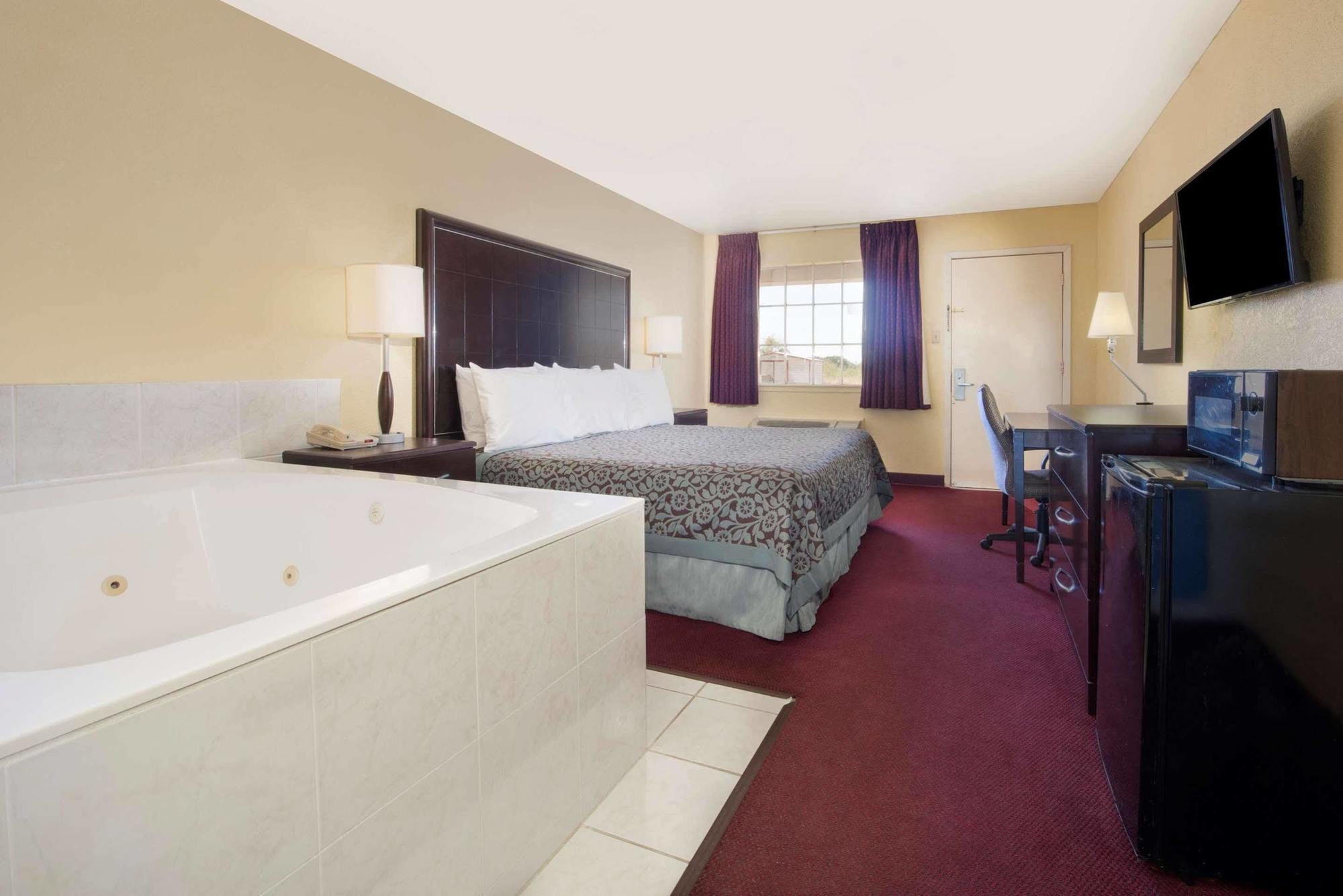 Days Inn By Wyndham Eastland Екстер'єр фото