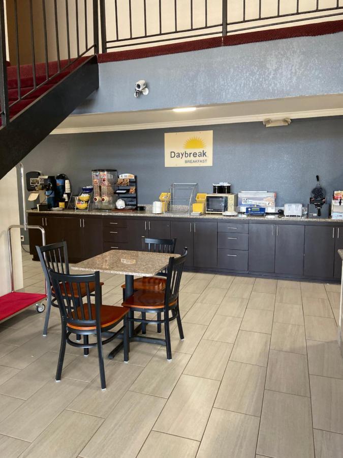 Days Inn By Wyndham Eastland Екстер'єр фото