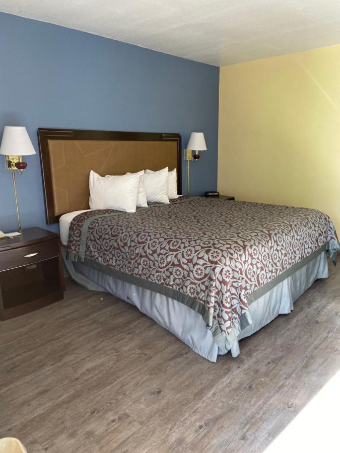 Days Inn By Wyndham Eastland Екстер'єр фото